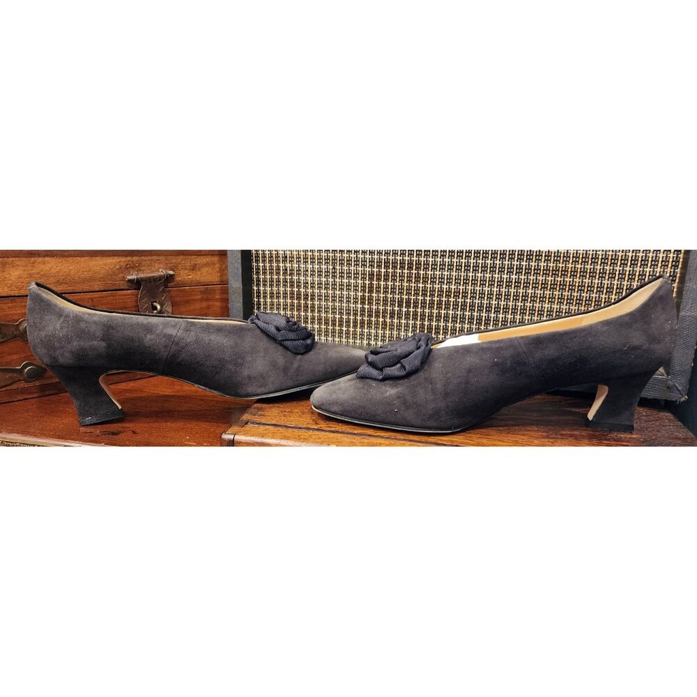 NEW Caress Daytona Gray Suede Pumps Floral Accent Leather Upper. 9M